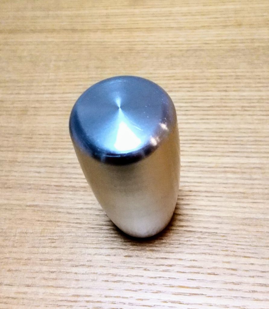 レーザー刻印前のアルミニウム製シフトレバー筐体