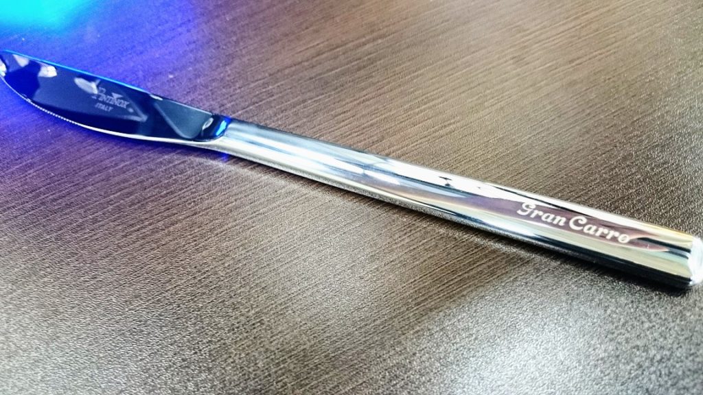 店名ロゴをレーザー加工したステンレス製ナイフ
