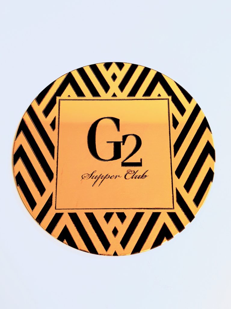 金属製コースター(ステンレス製/ゴールド/ラウンド)へお店ロゴをレーザー刻印