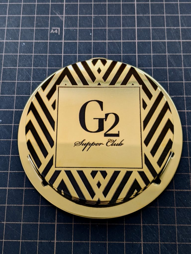 仕上がり/金属製コースター(ステンレス製/ゴールド/ラウンド)へお店ロゴをレーザー刻印