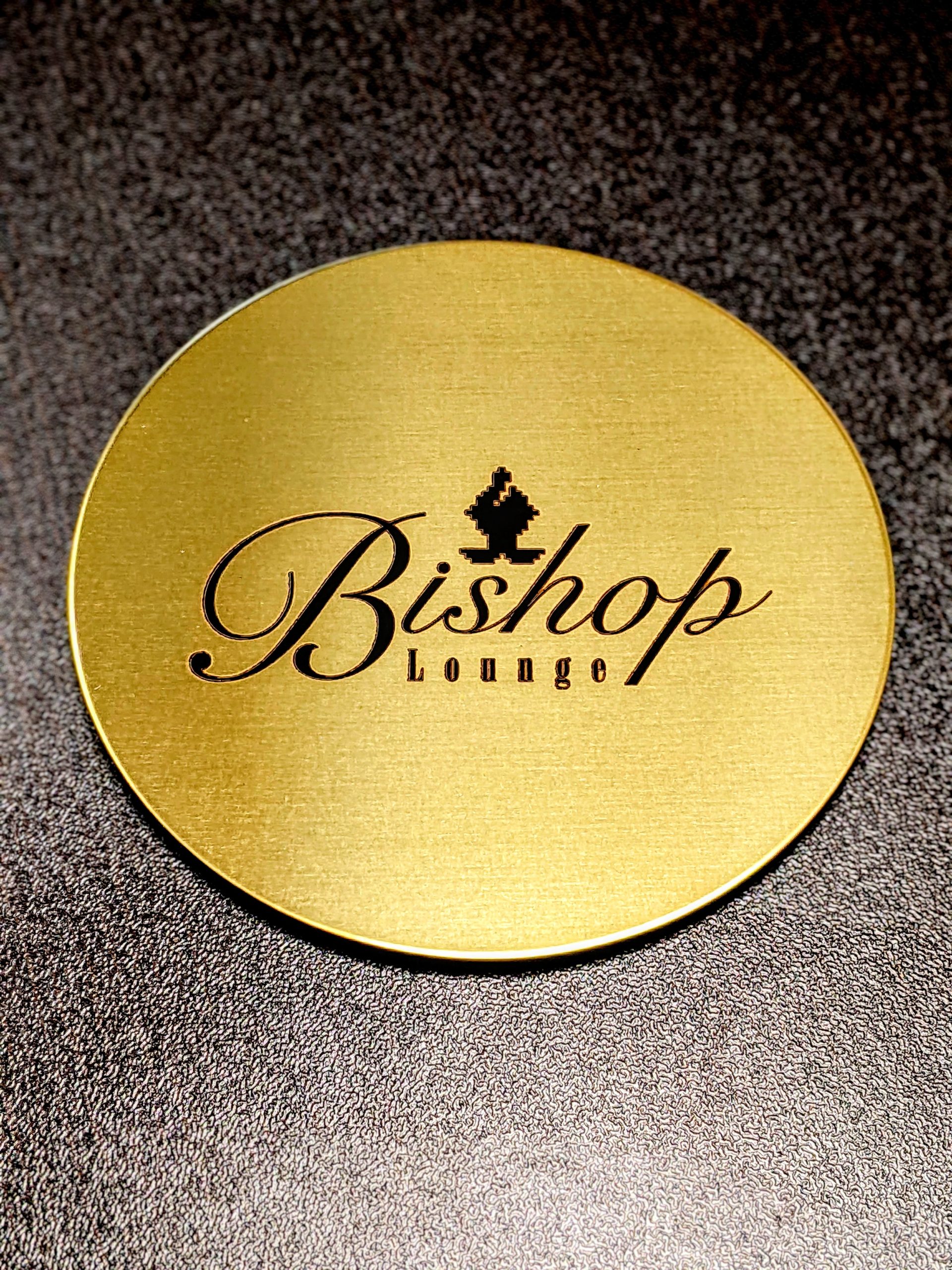 お店のロゴをレーザー刻印したゴールド円型コースターの製作
