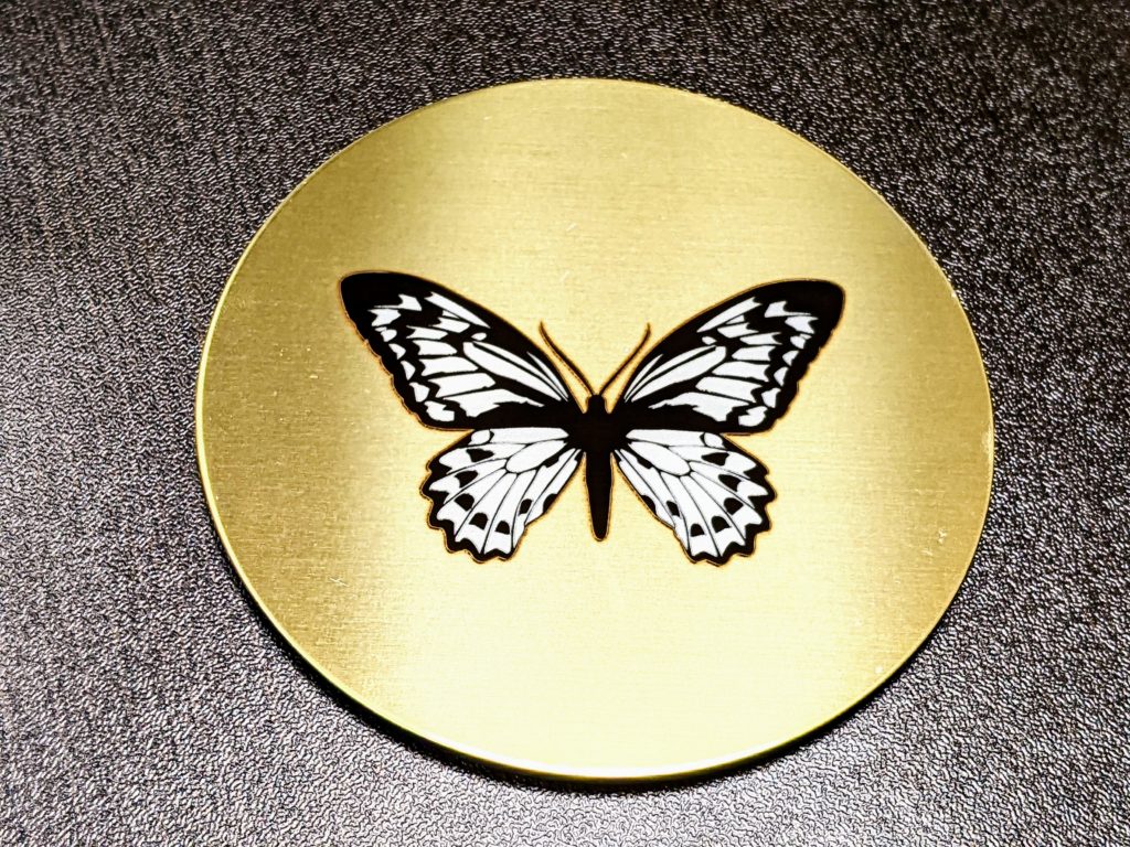 アゲハ蝶のイラストをステンレス製コースターへレーザー彫刻
