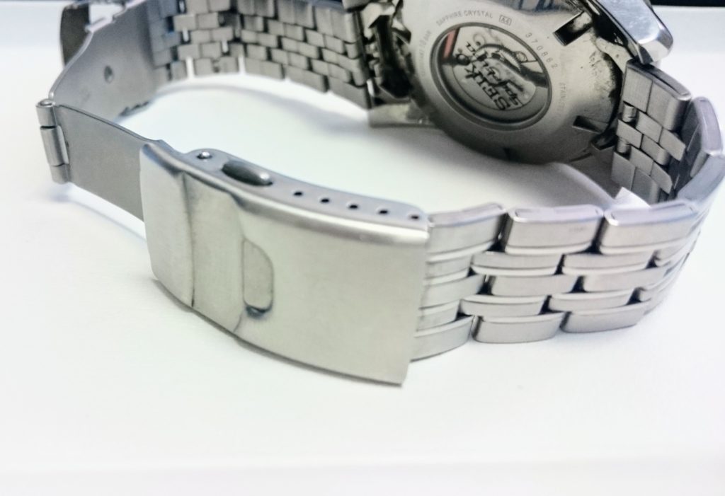 加工前/会社ロゴをSEKIO製自動巻き腕時計/バックル部へレーザーマーキング/彫刻