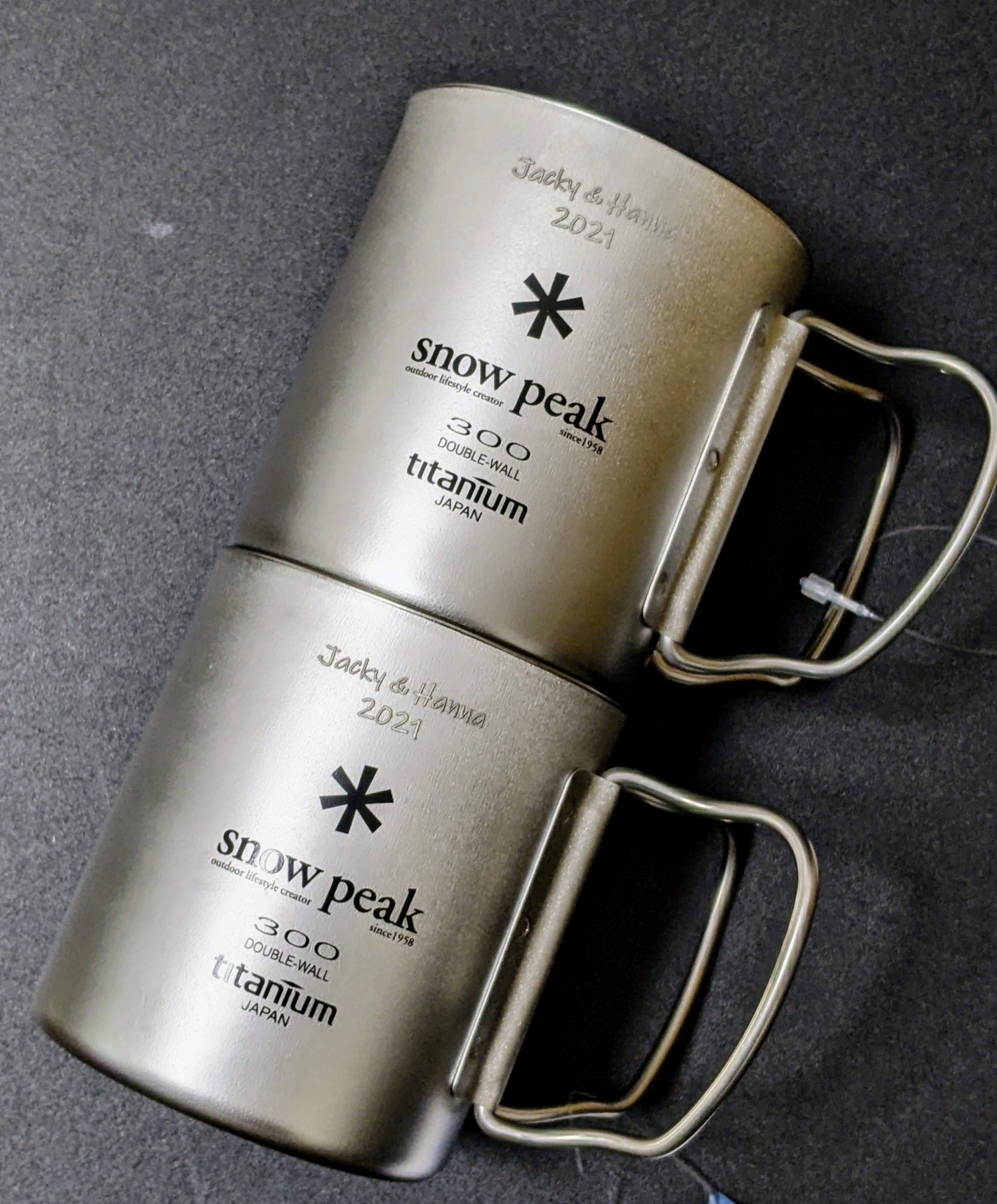 snowpeak製ペアマグカップへ記念メッセージをレーザーマーキング