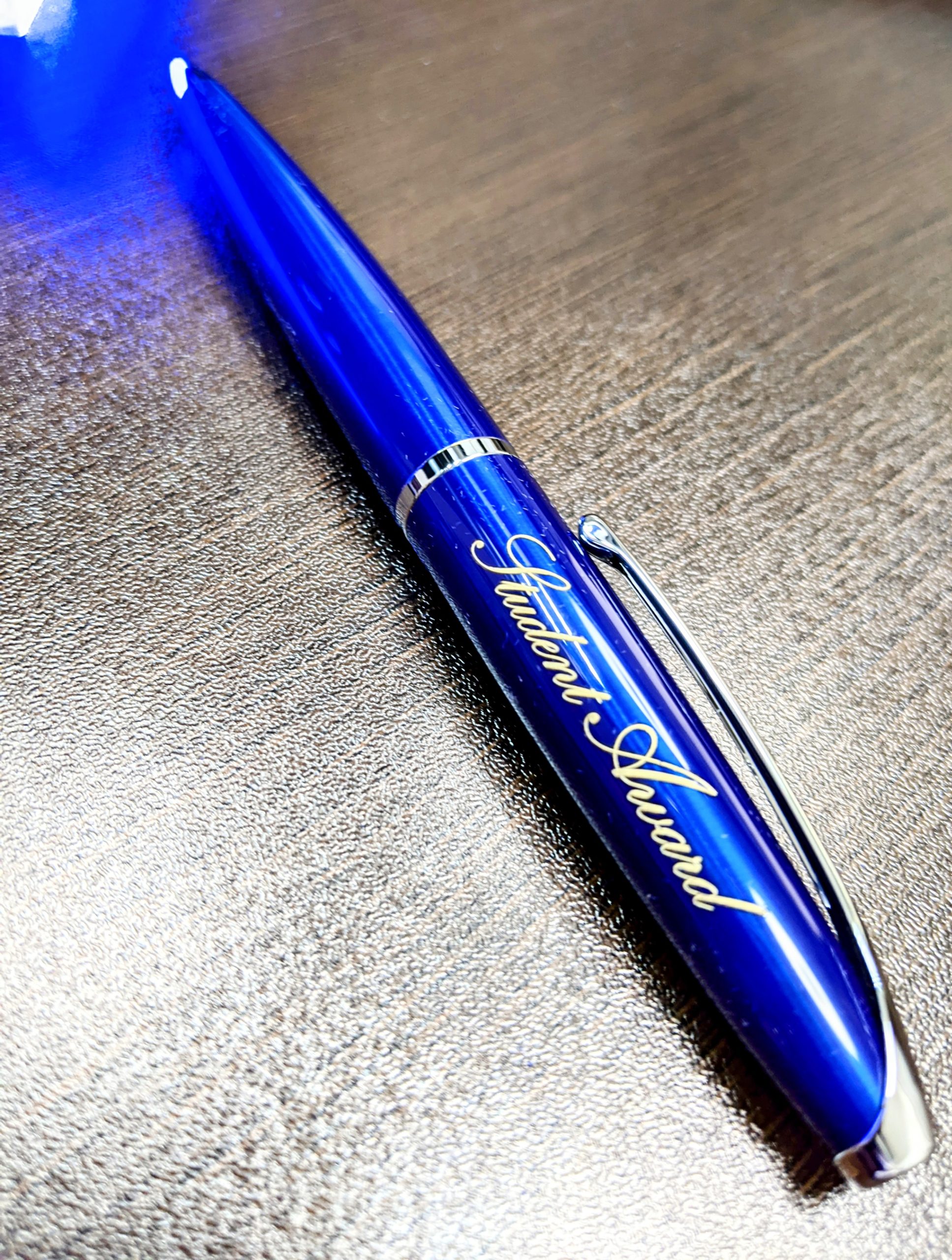 記念文言をレーザー刻印した大学表彰用のボールペンの製作