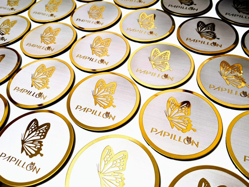 レーザーマーキングでお店ロゴを浮き彫りさせたゴールドコースターの製作　2023年11月10日