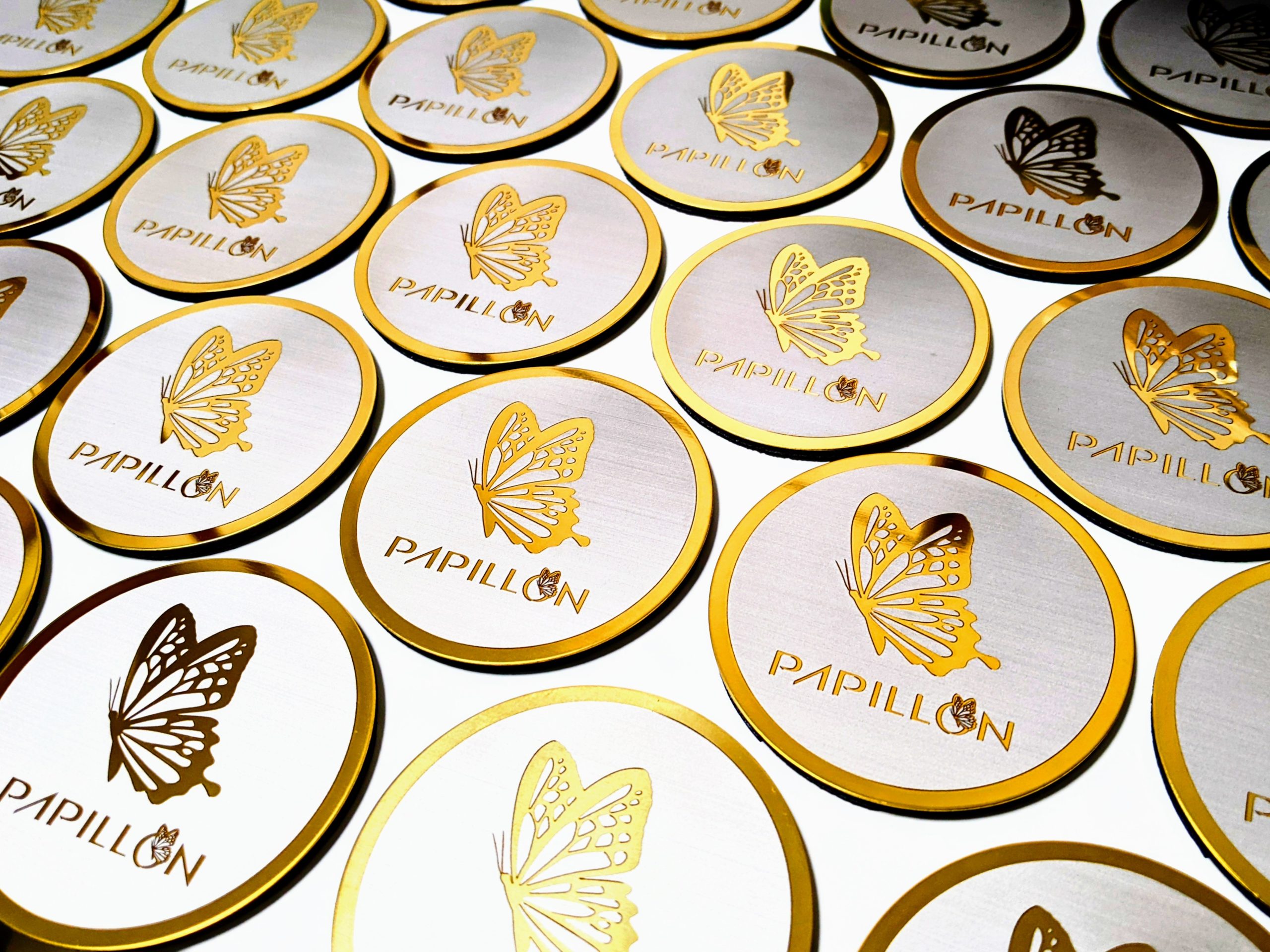 レーザーマーキングでお店ロゴを浮き彫りさせたゴールドコースターの製作　2023年9月8日