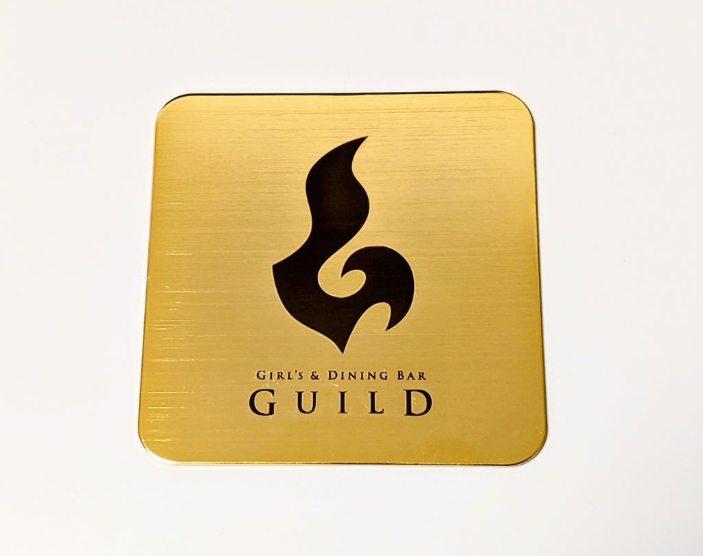 店名ロゴをレーザー刻印したゴールドコースターの製作　2023年5月8日