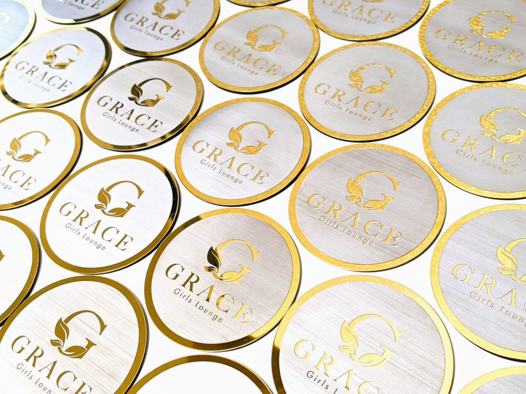 仕上がり　店名ロゴの背景部分をレーザー刻印にて浮き彫りにした、ゴールドコースターの製作　2023年10月26日
