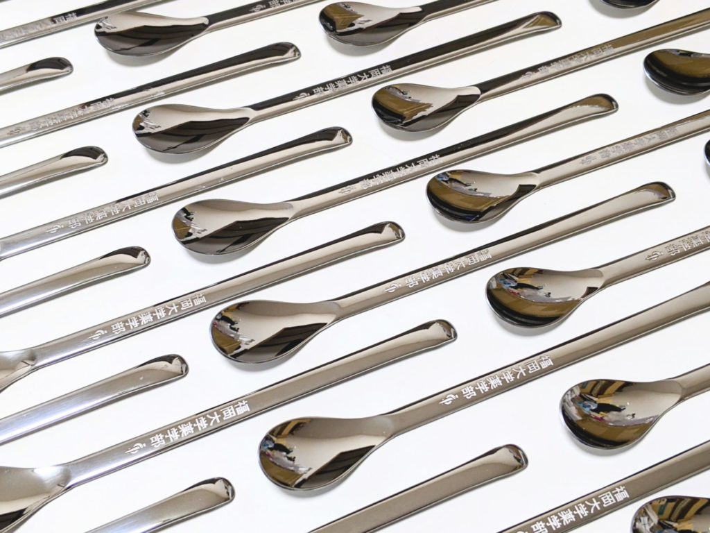 ステンレス製薬さじへ ロゴをレーザーマーキングしたノベルティーの製作　2025年8月26日