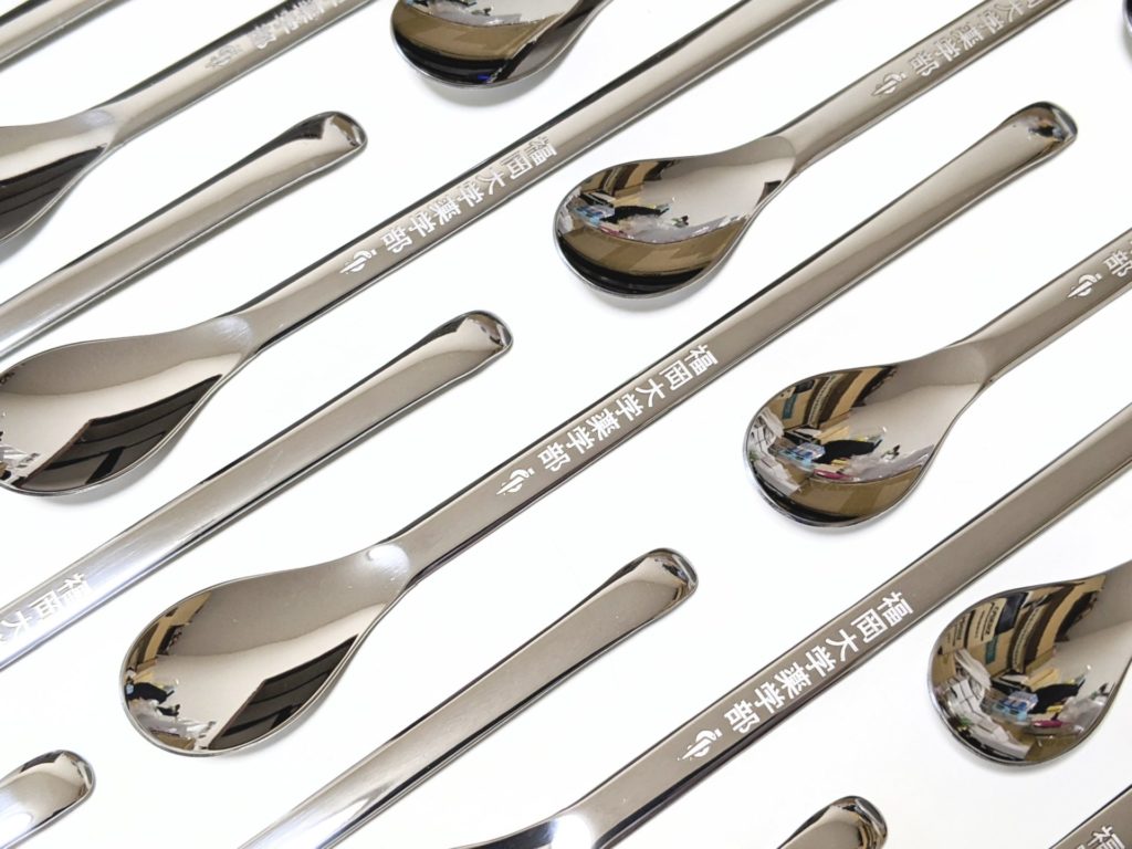 ステンレス製薬さじへ ロゴをレーザーマーキングしたノベルティーの製作　2025年8月26日