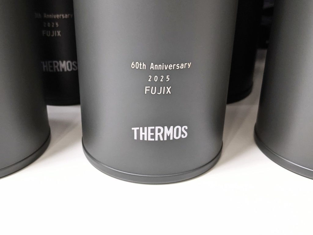 創立周年記念とロゴをレーザー彫刻した 真空断熱ケータイマグのご製作 2025年11月10日