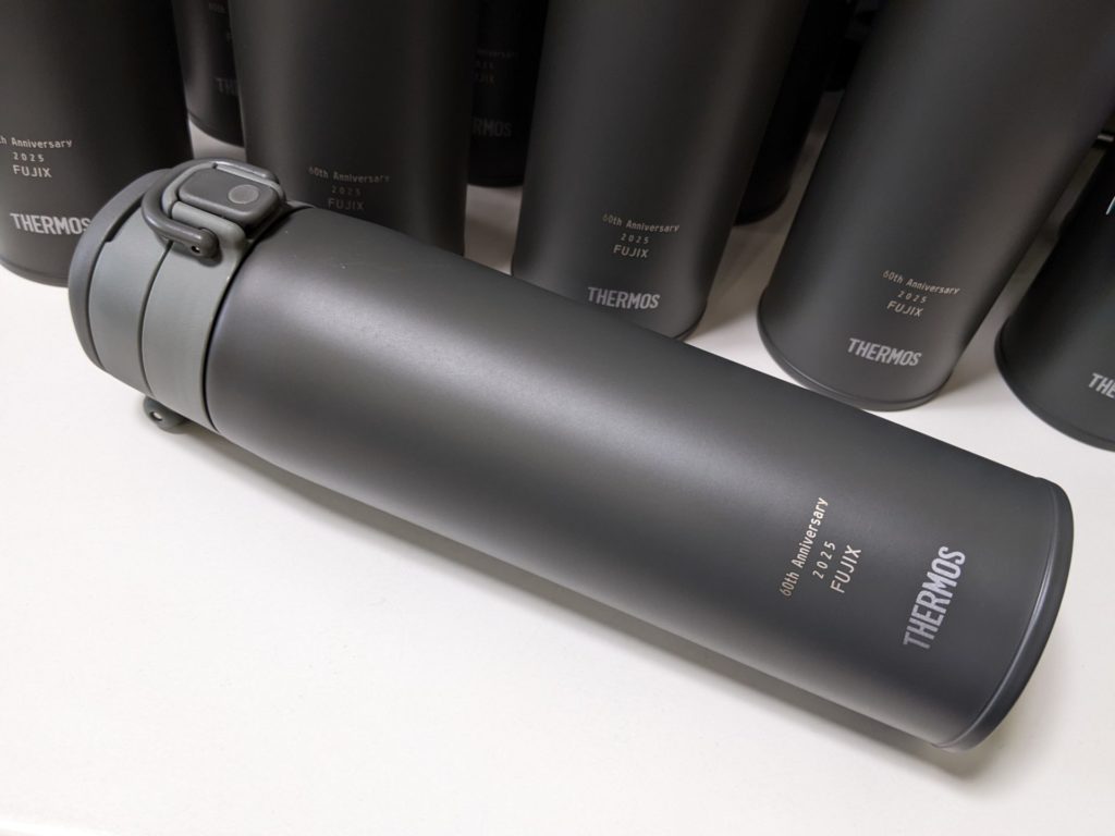 創立周年記念とロゴをレーザー彫刻した 真空断熱ケータイマグのご製作 2025年11月10日