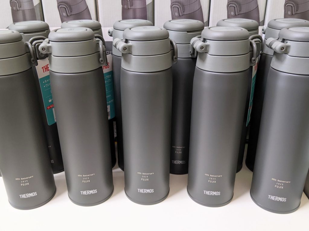 創立周年記念とロゴをレーザー彫刻した 真空断熱ケータイマグのご製作 2025年11月10日