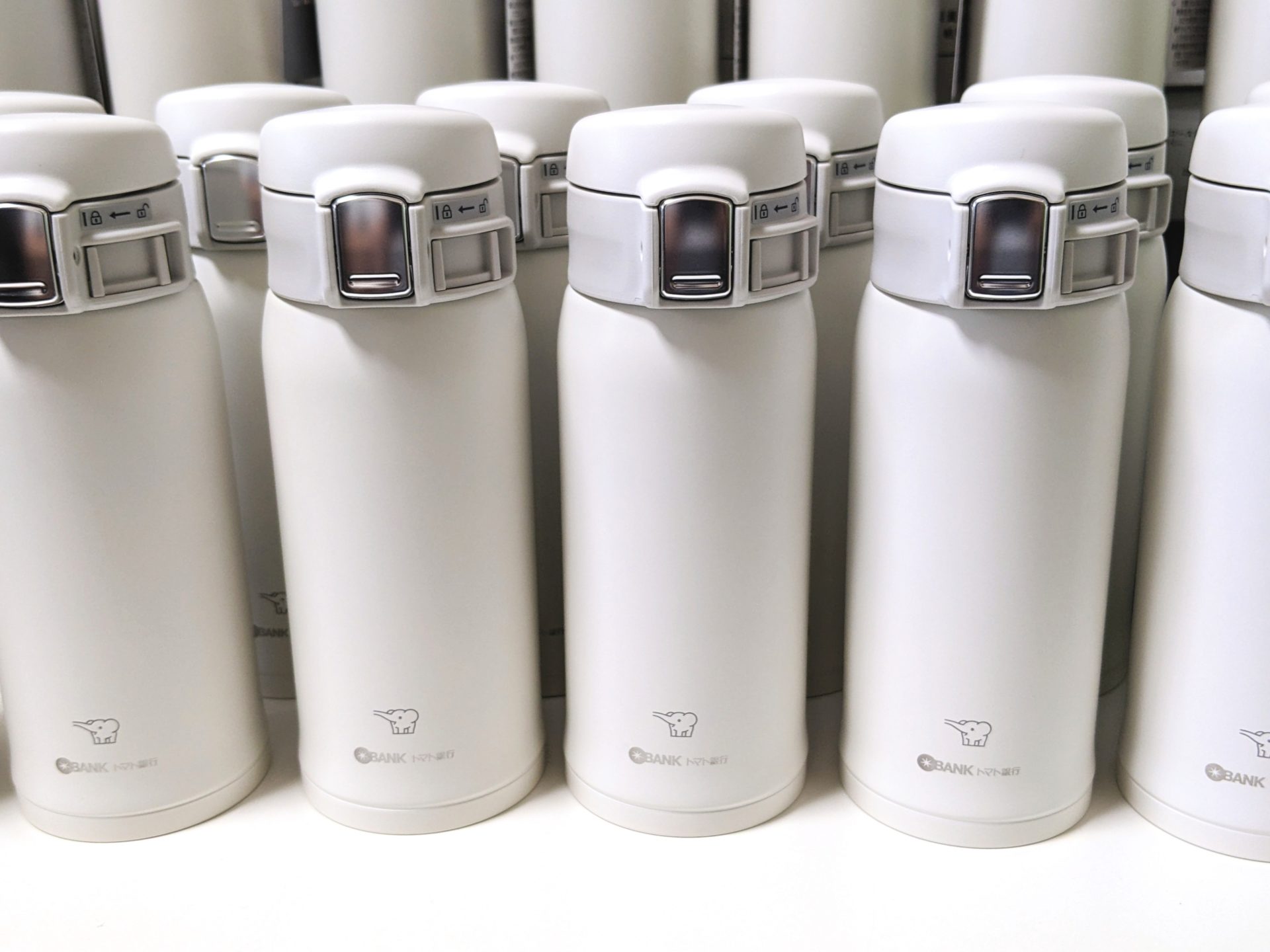 ステンレスマグボトルへ記念ロゴをレーザーマーキングした記念品のご製作　2025年11月30日