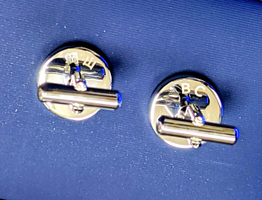 タイトルをレーザーマーキングした 青年会議所会員様用のカフリンクスのご製作 2025年12月30日
