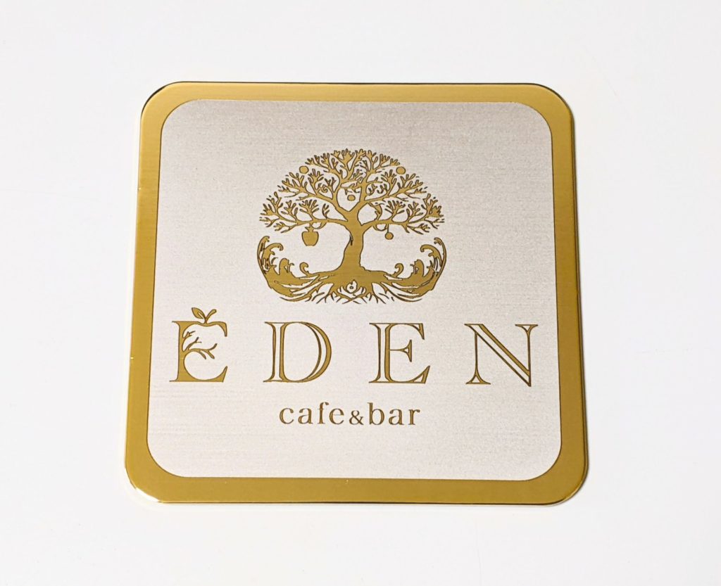 ロゴの背景をレーザー刻印にて浮き彫りさせたゴールドコースターのご製作　2026年1月19日