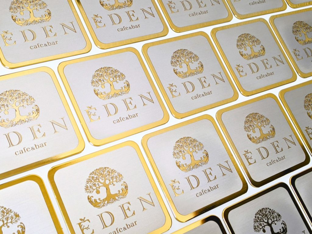 ロゴの背景をレーザー刻印にて浮き彫りさせたゴールドコースターのご製作　2026年1月19日