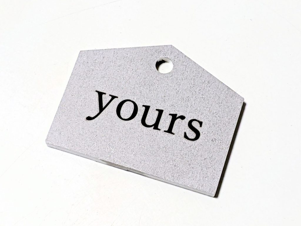 メッセージをレーザー彫刻した ステンレス製キーホルダータグのご製作 2026年1月10日