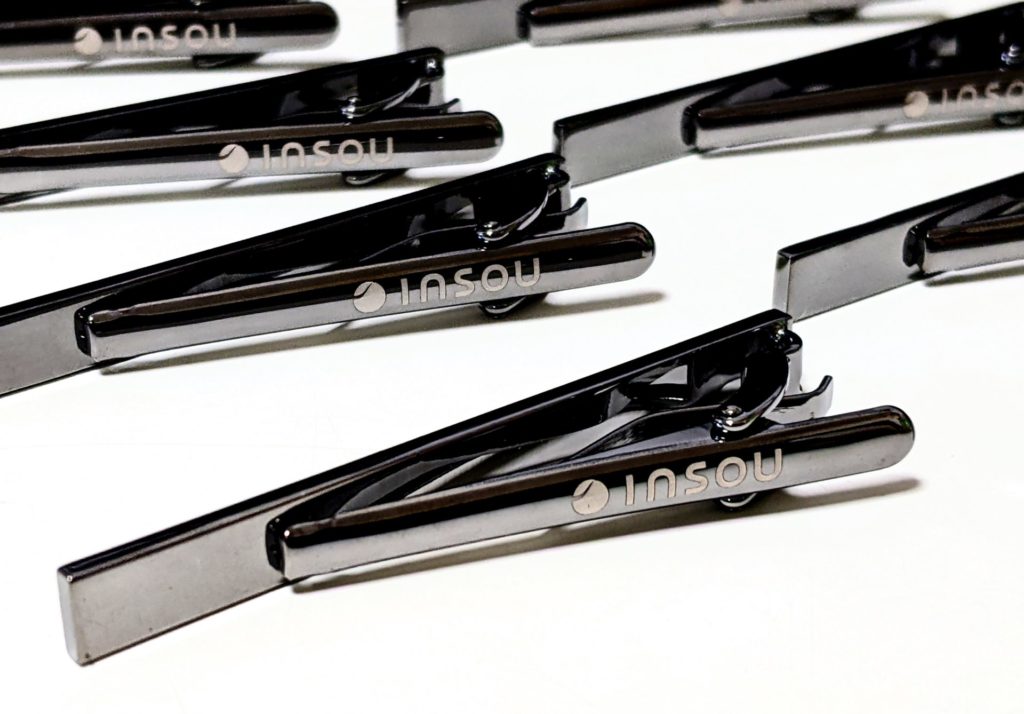 ブランドロゴをレーザーマーキングした各種ネクタイピンのご製作 2026年1月31日