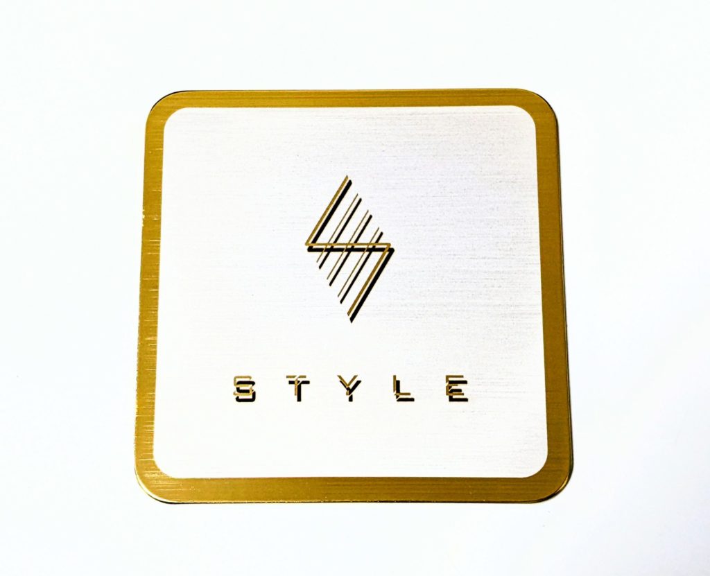 背景をレーザー刻印にて浮き彫りさせ2色のロゴに仕上げたゴールドコースターのご製作 2026年2月19日