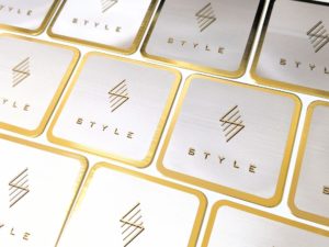 背景をレーザー刻印にて浮き彫りさせ2色のロゴに仕上げたゴールドコースターのご製作　2026年2月19日