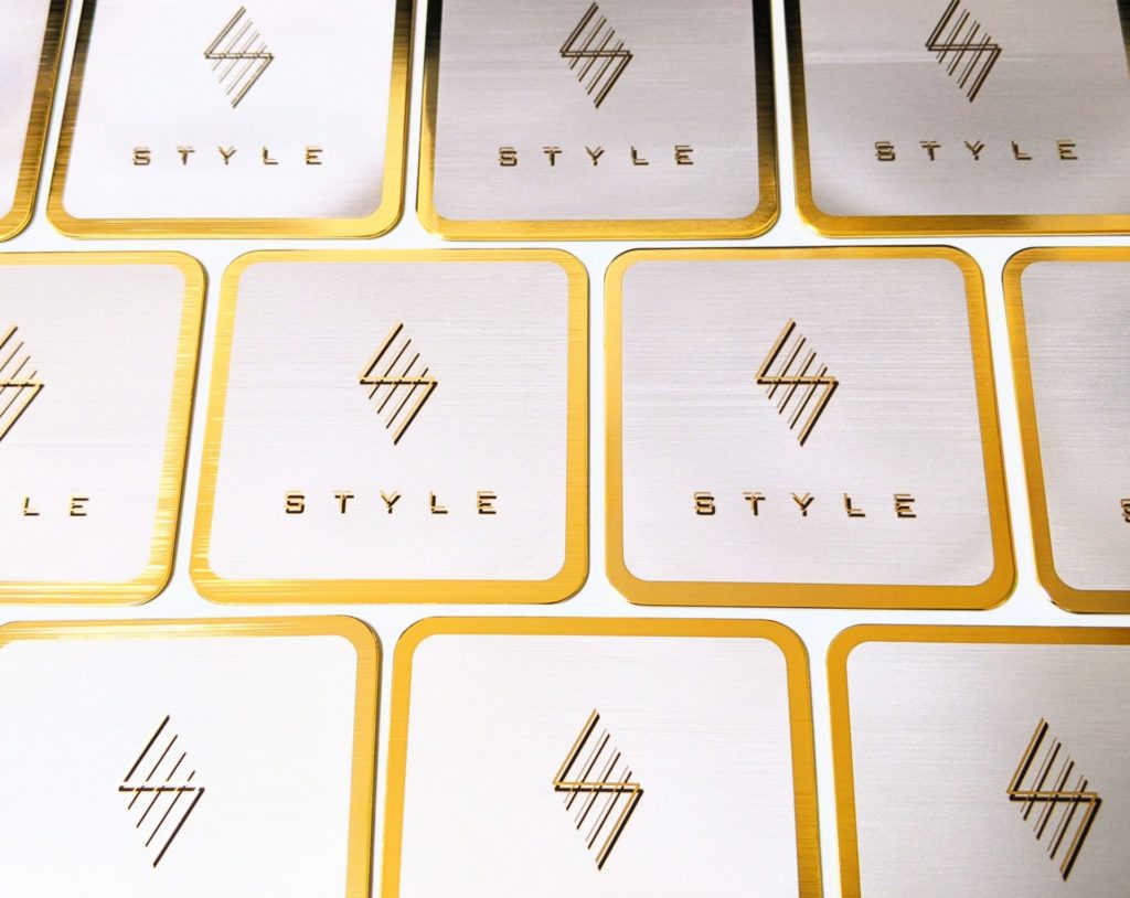 背景をレーザー刻印にて浮き彫りさせ2色のロゴに仕上げたゴールドコースターのご製作 2026年2月19日