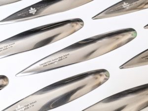 ペーパーナイフに校章と文言を2色でレーザー彫刻した卒業記念品のご製作　2026年3月9日