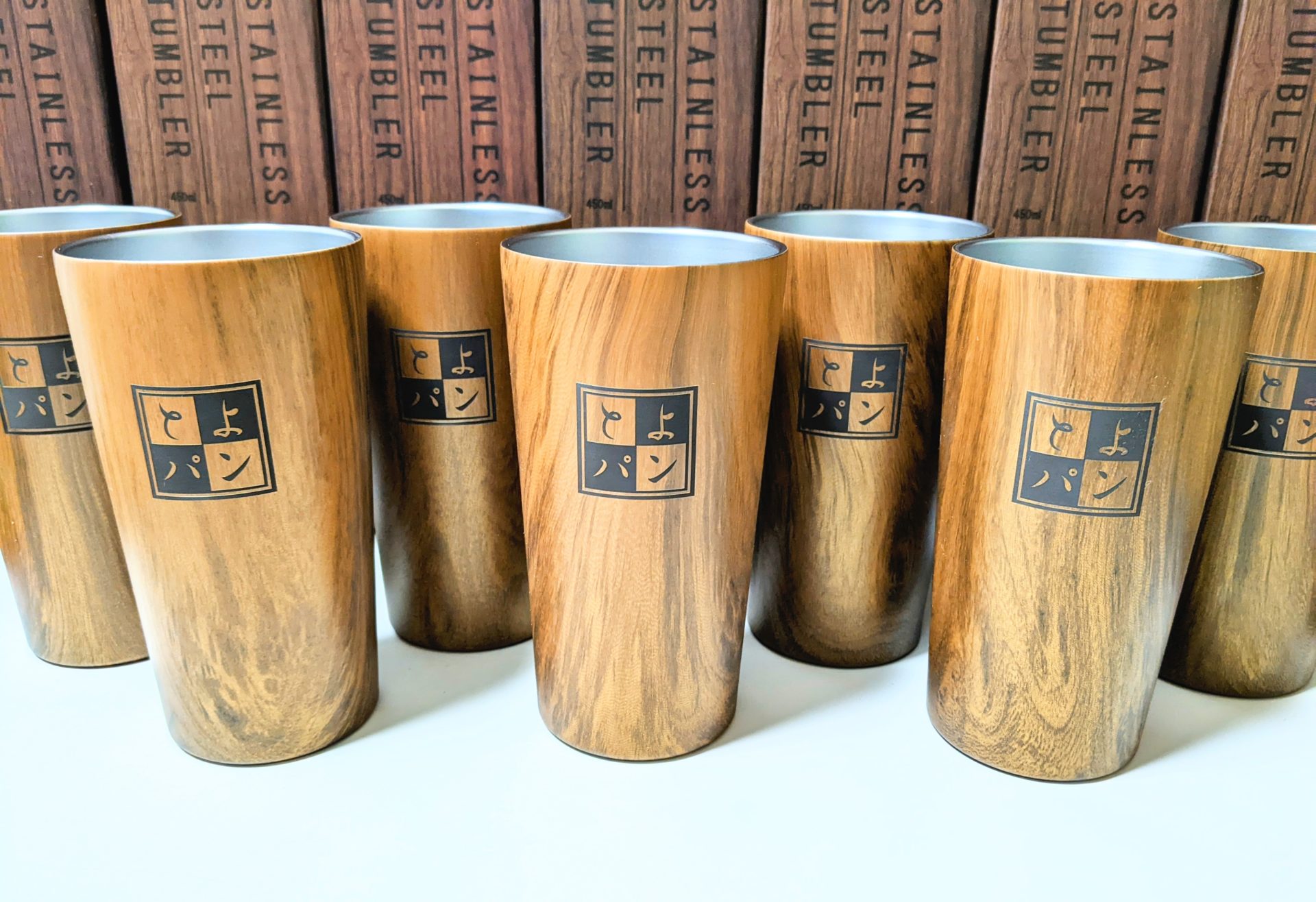 お店のロゴをレーザーマーキングした ウッド調ステンレスタンブラーのご製作　2026年3月30日