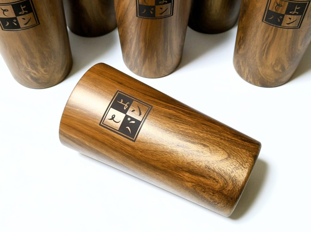 お店のロゴをレーザーマーキングした ウッド調ステンレスタンブラーのご製作　2026年3月30日